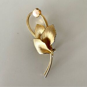 Vintage gold colored 3 leaf pin with faux pearl